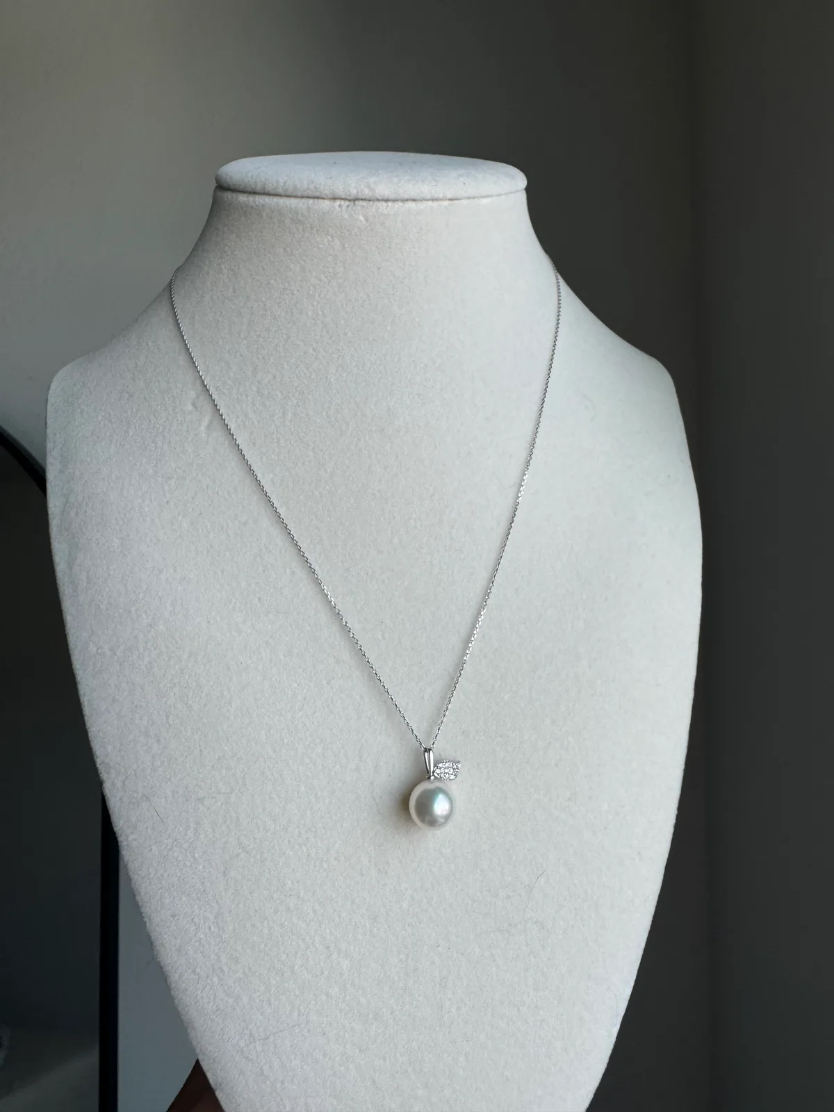 Lumie Signature - Akoya Hanadama Apple Pendant